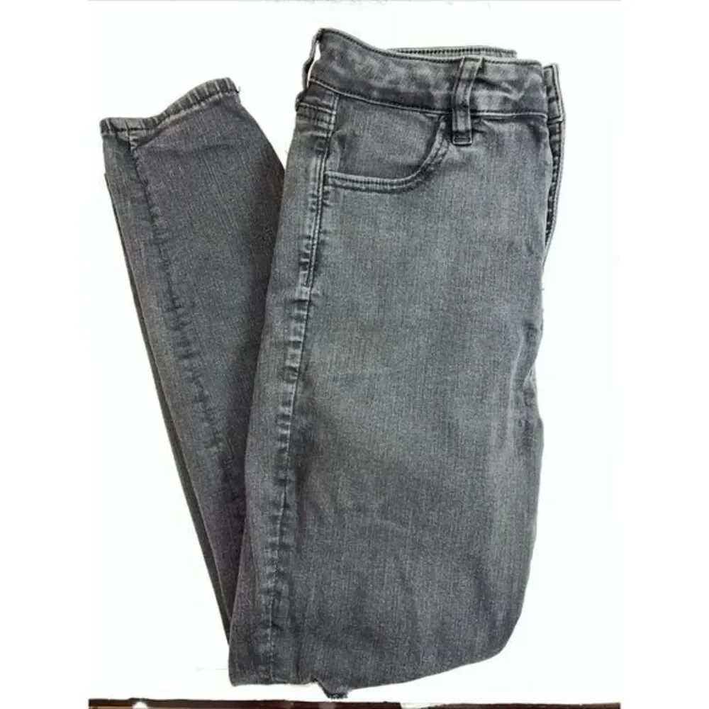 American Eagle Outfitters little pulling